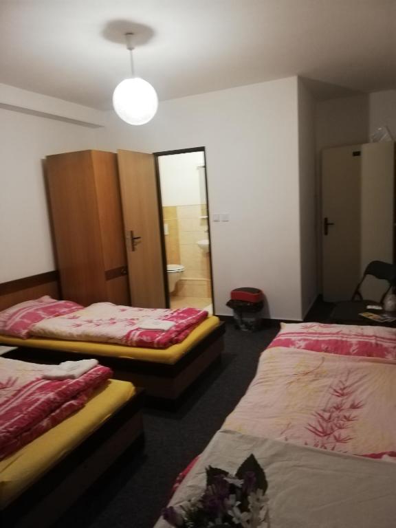 Postel nebo postele na pokoji v ubytování ABC Hotel Nitra