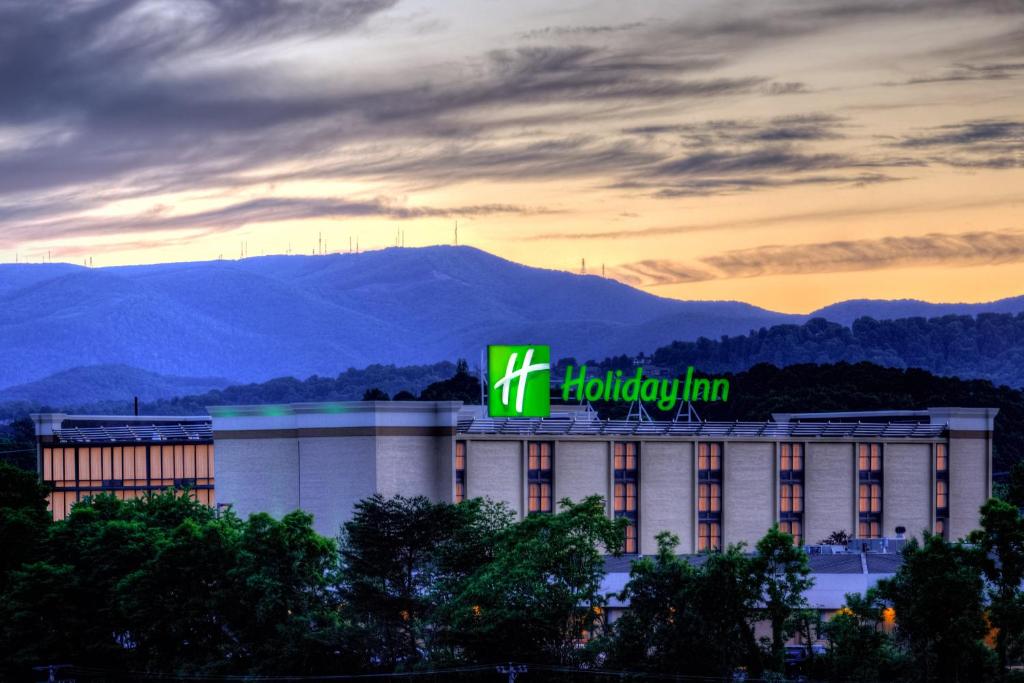 un hotel con el cartel de Hollywood encima en Holiday Inn Roanoke - Tanglewood Route 419 & I 581, an IHG Hotel, en Roanoke