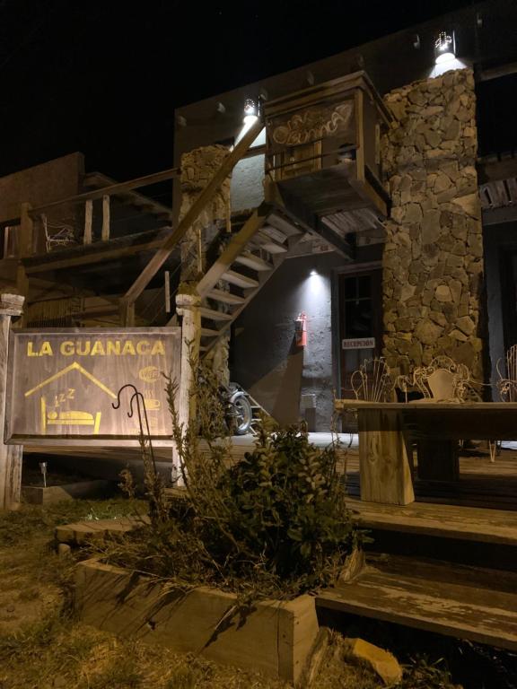 un bâtiment avec un panneau indiquant la guanza dans l'établissement Guanaca Lodge, à El Chalten