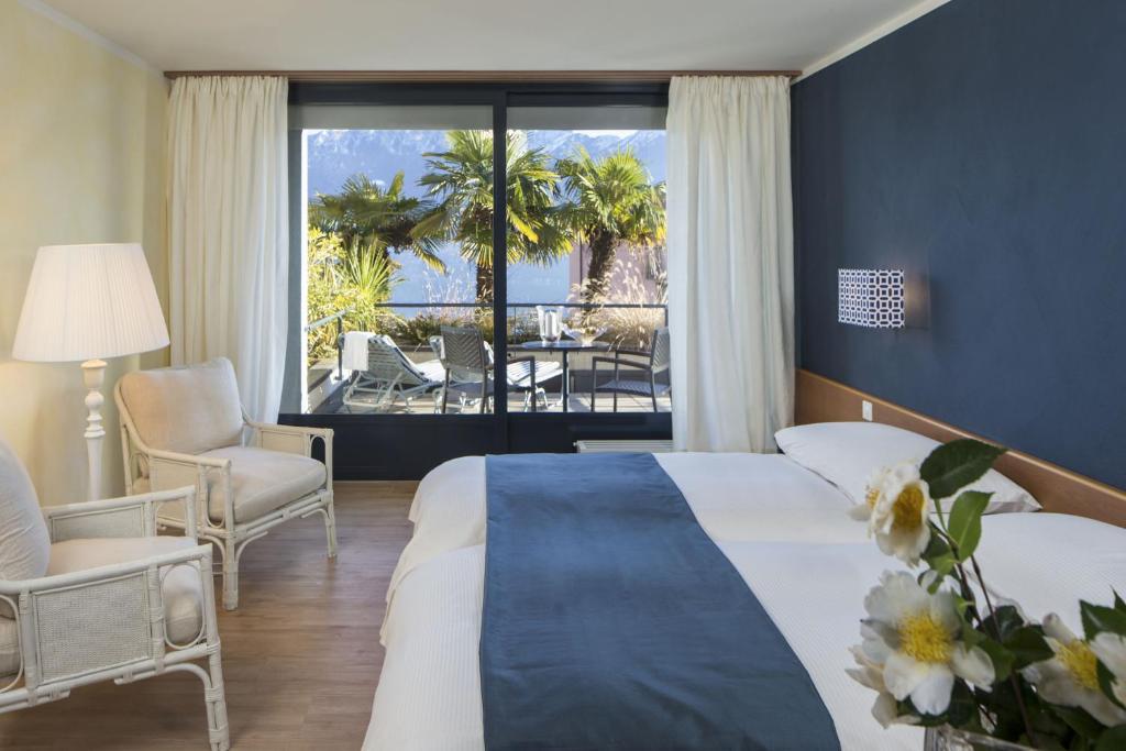 um quarto com uma cama e vista para o oceano em La Barca Blu em Locarno