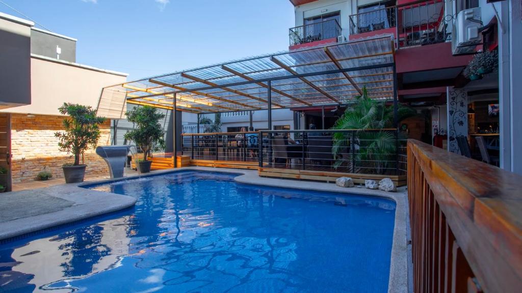 A piscina localizada em La Fortuna Downtown Hotel Boutique ou nos arredores