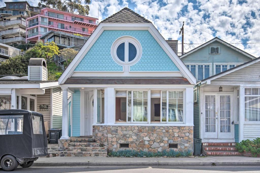 una casa azul con un coche aparcado delante de ella en Catalina Island Home Walk to Main Street Beach!, en Avalon