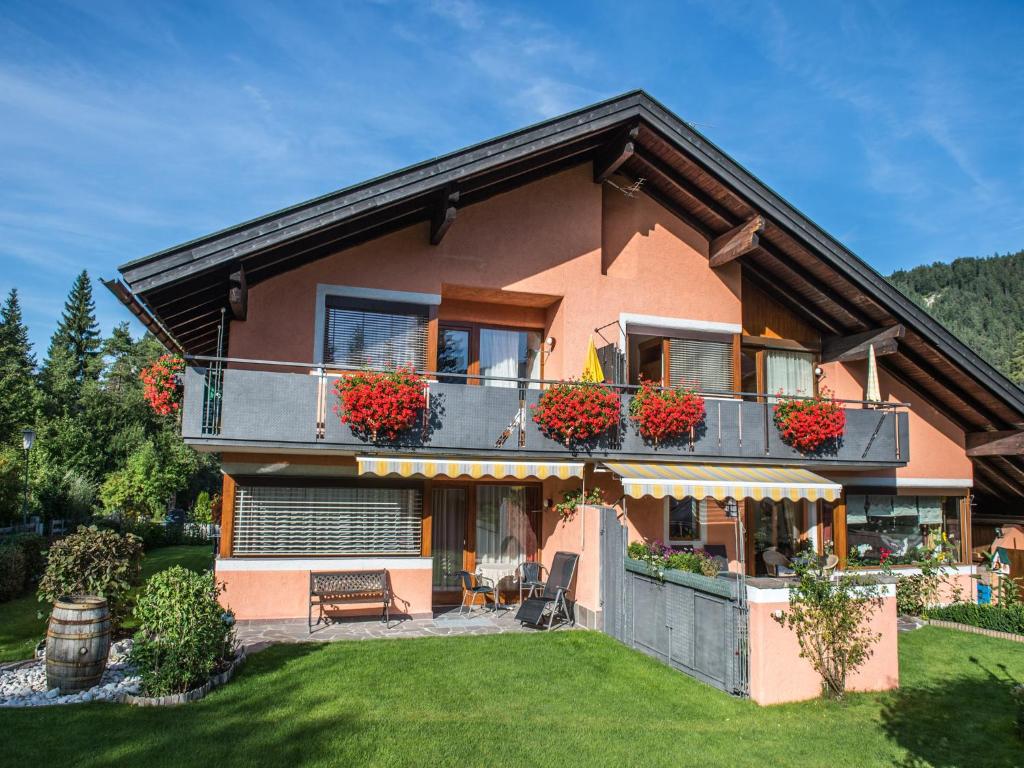 una casa con un balcón con flores. en Haus Christine, en Leutasch