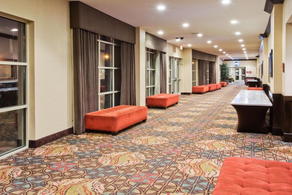 Posezení v ubytování Crowne Plaza Anchorage-Midtown by IHG