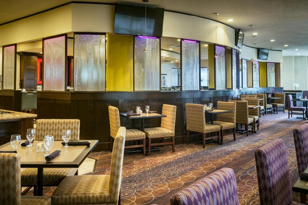 Posezení v ubytování Crowne Plaza Anchorage-Midtown by IHG