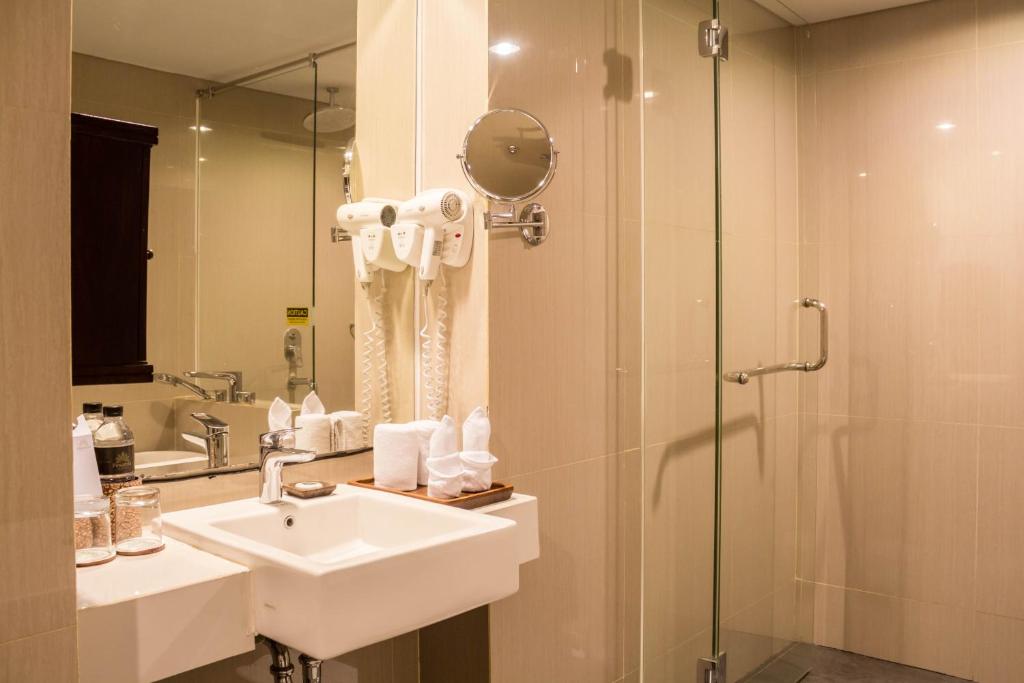 Koupelna v ubytování KHAS Tugu Hotel Yogyakarta