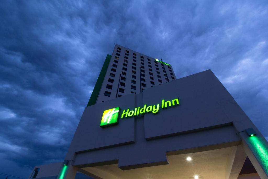 um sinal hildysim no lado de um edifício em Holiday Inn Puebla La Noria, an IHG Hotel em Puebla