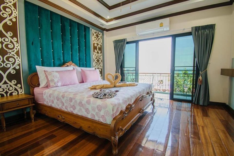 una camera da letto con un letto e un balcone di TC villa on beach a Ko Larn