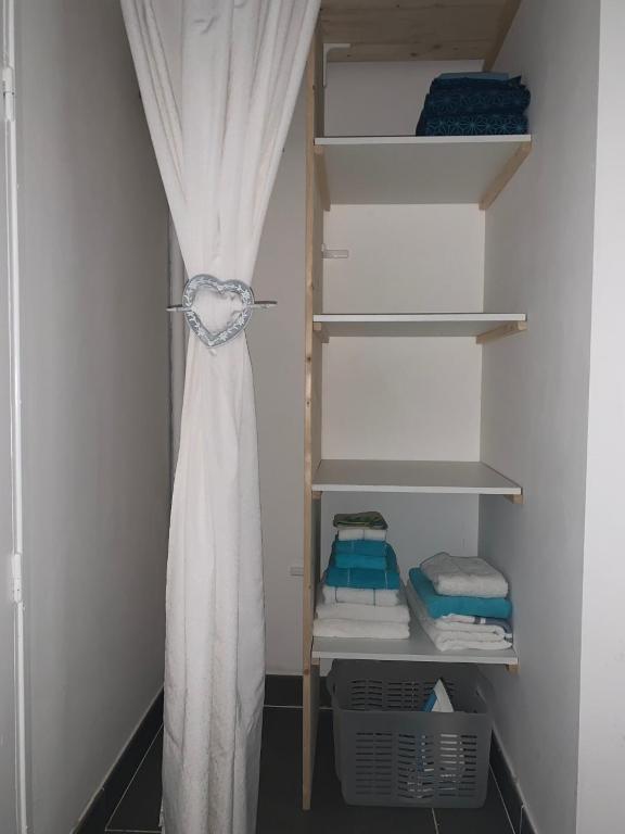 Postel nebo postele na pokoji v ubytování Bleu Cannelle et Petimo
