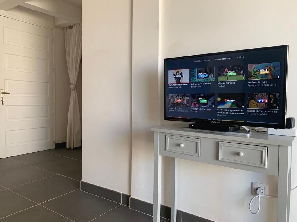 TV a/nebo společenská místnost v ubytování Bleu Cannelle et Petimo