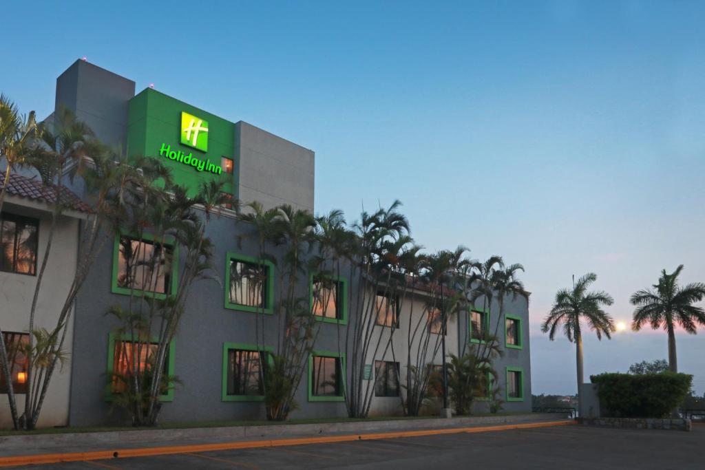 hotel z napisem na boku w obiekcie Holiday Inn Tampico-Altamira, an IHG Hotel w mieście Tampico