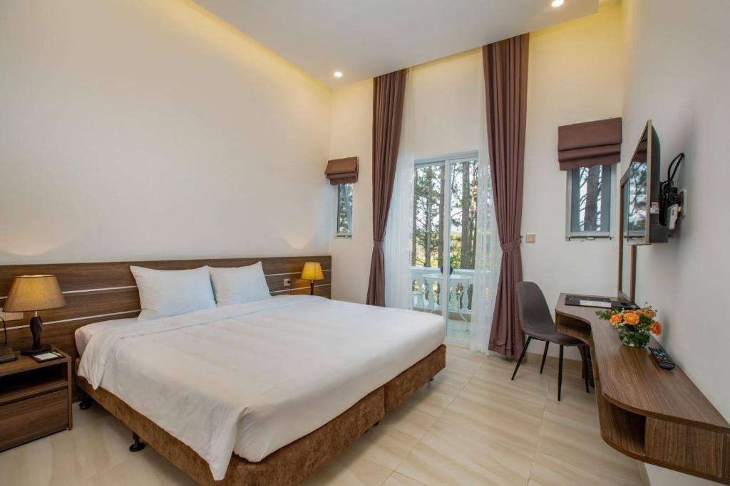 Postel nebo postele na pokoji v ubytování CEREJA Hotel & Resort Dalat