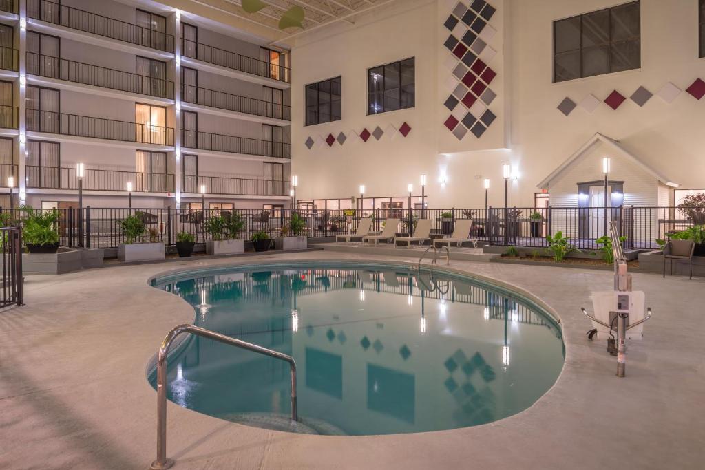 a pool in the middle of a hotel lobby at Holiday Inn Auburn-Finger Lakes Region by IHG in Auburn