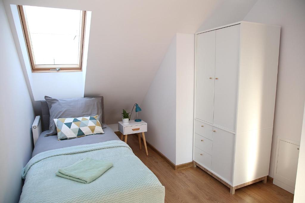Posteľ alebo postele v izbe v ubytovaní Apartament Miętowy z 2 sypialniami i miejscem parkingowym