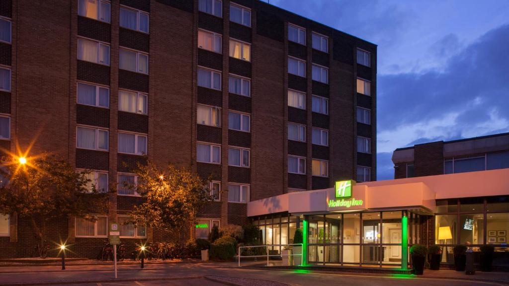 ポーツマスにあるホリデイ イン ポーツマスのホテルの建物(目の前に緑の看板あり)