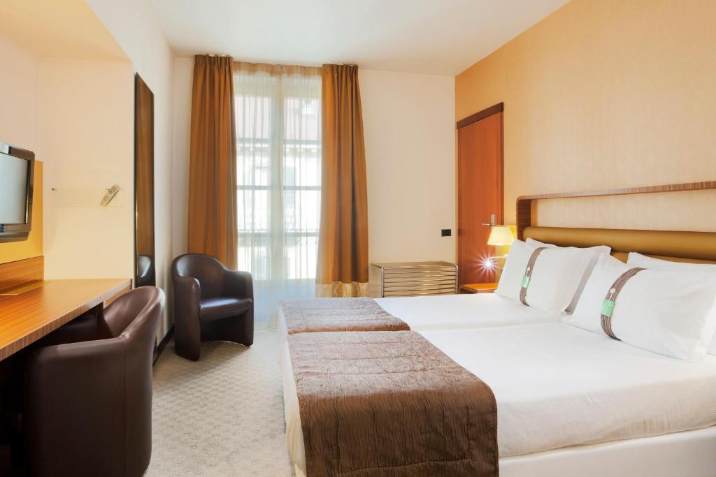 A bed or beds in a room at Sure Hotel by Best Western Turin City Centre