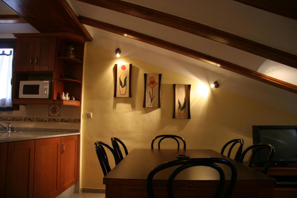 A television and/or entertainment centre at Apartamentos La Iglesia