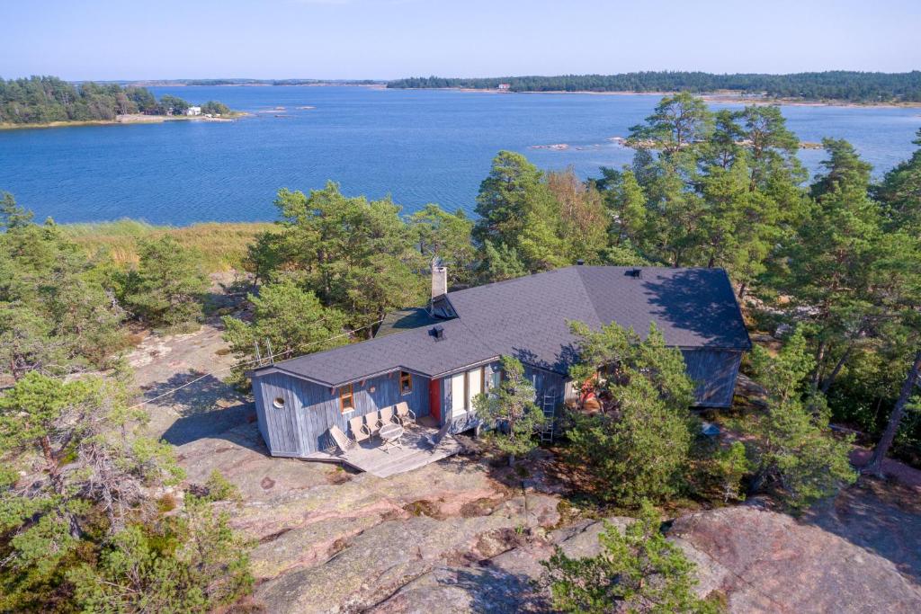 eine Luftansicht eines Hauses auf einem Hügel mit Wasser in der Unterkunft Rörvik Stugor in Geta