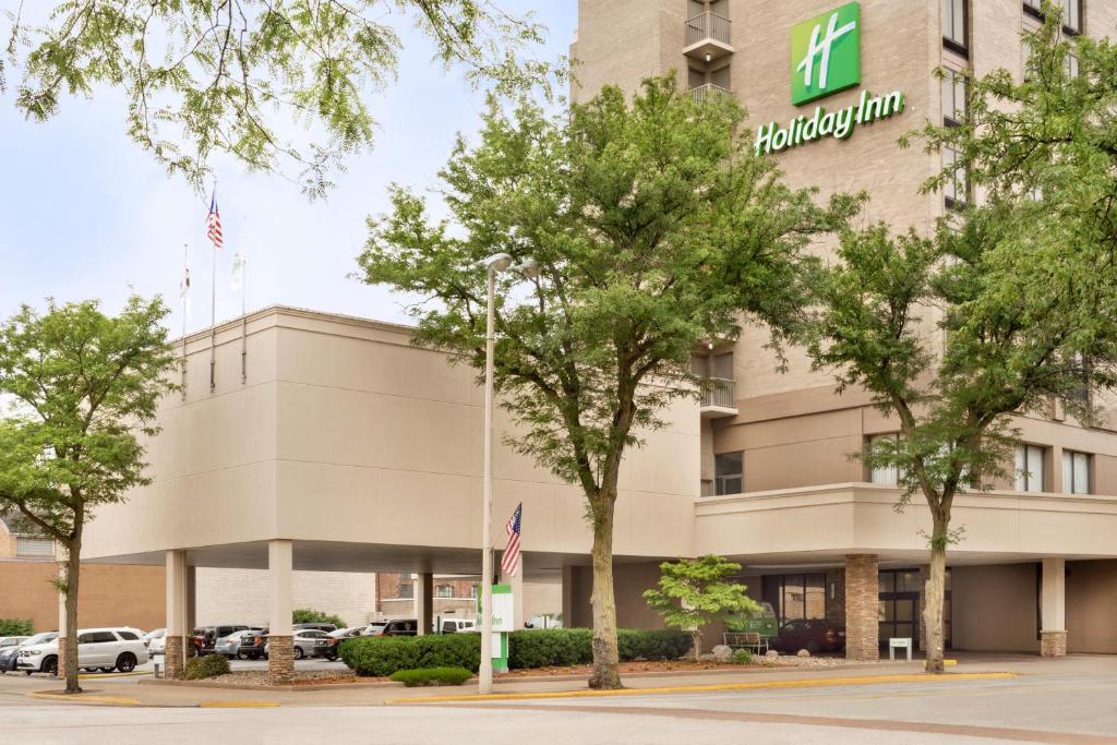 a rendering of the front of a hotel at Holiday Inn Rock Island-Quad Cities, an IHG Hotel in Rock Island