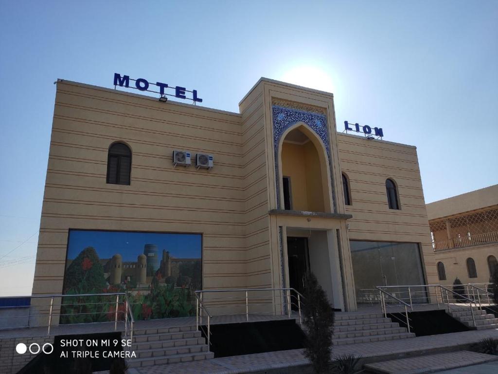 Una iglesia con un cartel en la parte delantera. en MOTEL LION en Urganch