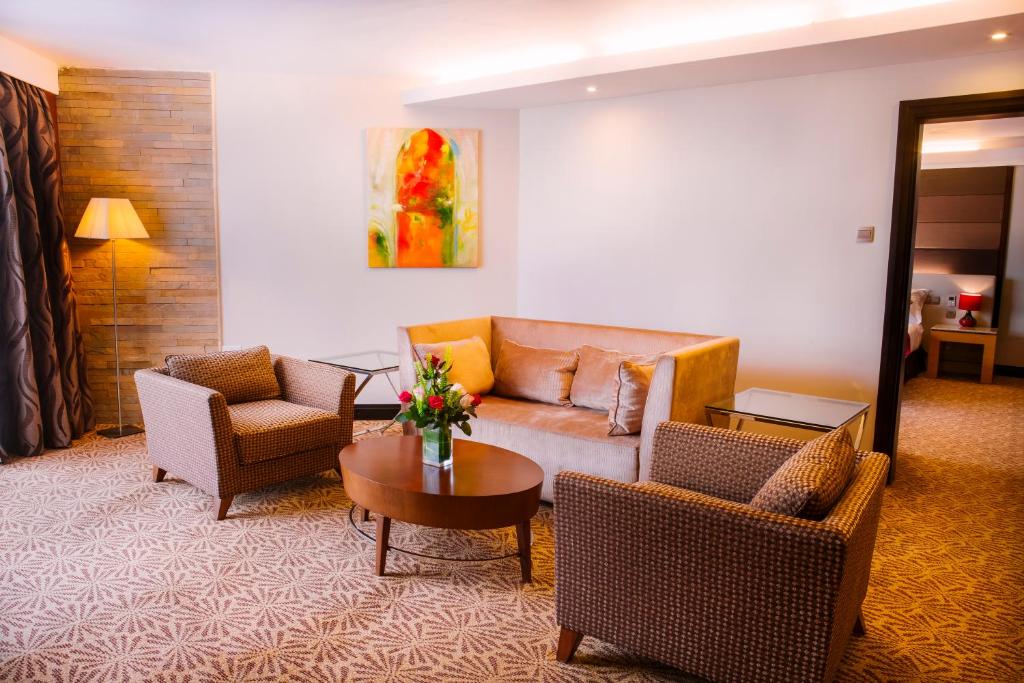 Uma área de estar em The Boma Nairobi