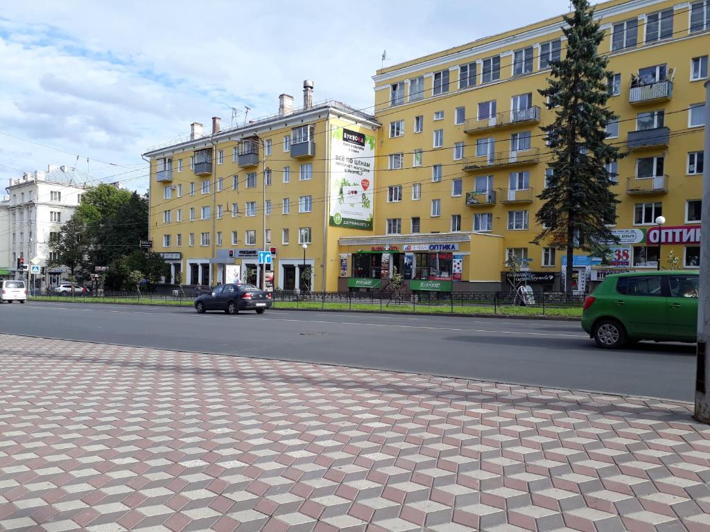 ペトロザヴォーツクにある2х комнатные апартаменты у ТЦ Макси на пр. Ленина 15の道路上の建物や車が並ぶ街道