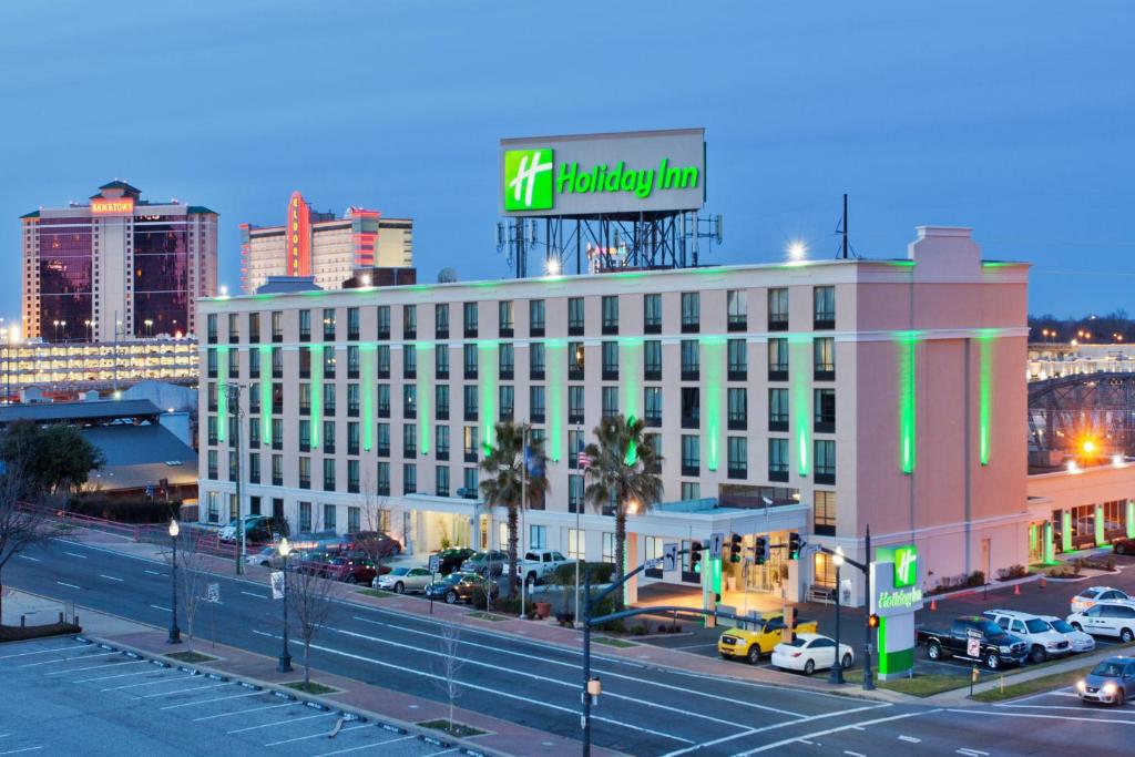 un gran edificio blanco con un cartel encima en Holiday Inn Shreveport Downtown, an IHG Hotel, en Shreveport