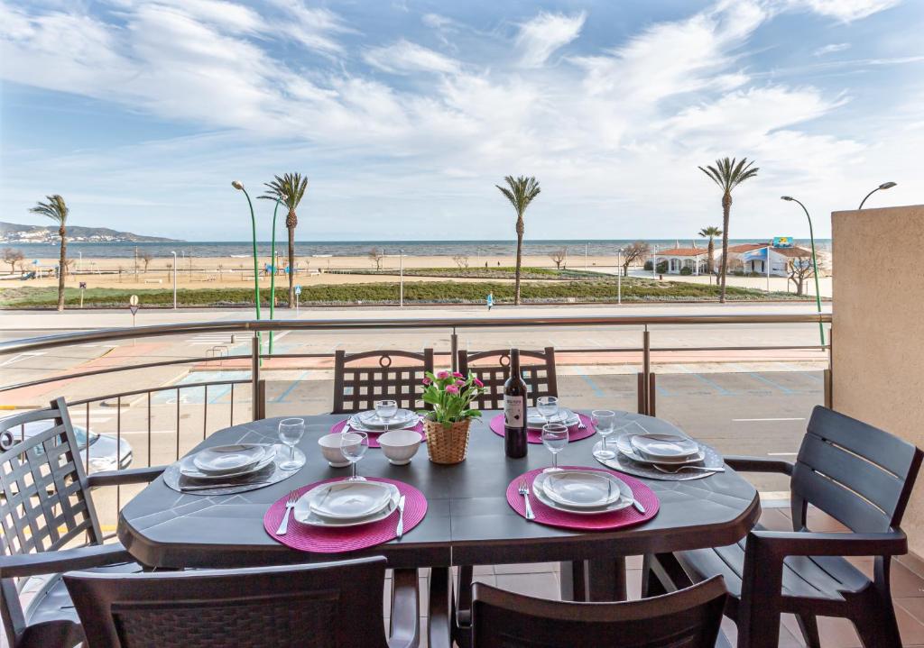 エンプリアブラバにあるApart-rent Apartment Blaucel 0086のビーチを望むバルコニー(テーブル付)