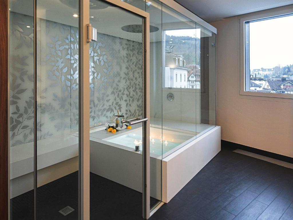 Vannituba majutusasutuses Seehotel Waldstätterhof Swiss Quality