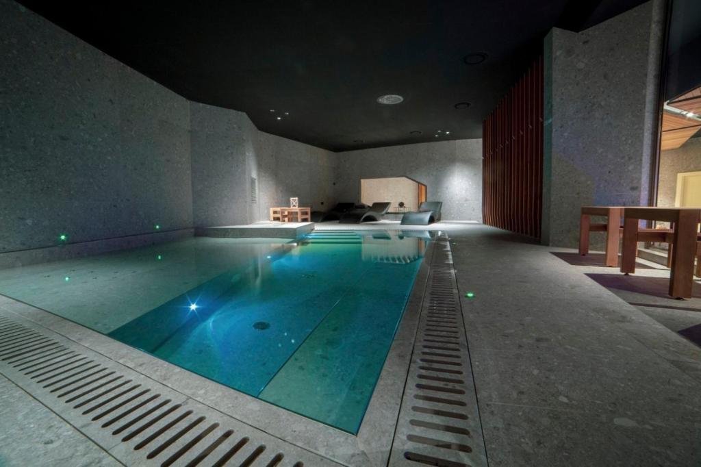 - une grande piscine dans un bâtiment dans l'établissement Grand Hotel Elite, à Cascia