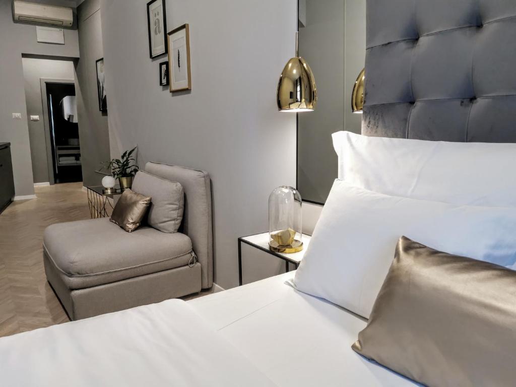 sypialnia z łóżkiem, krzesłem i kanapą w obiekcie MINT Boutique Studio Apartments w Zagrzebiu