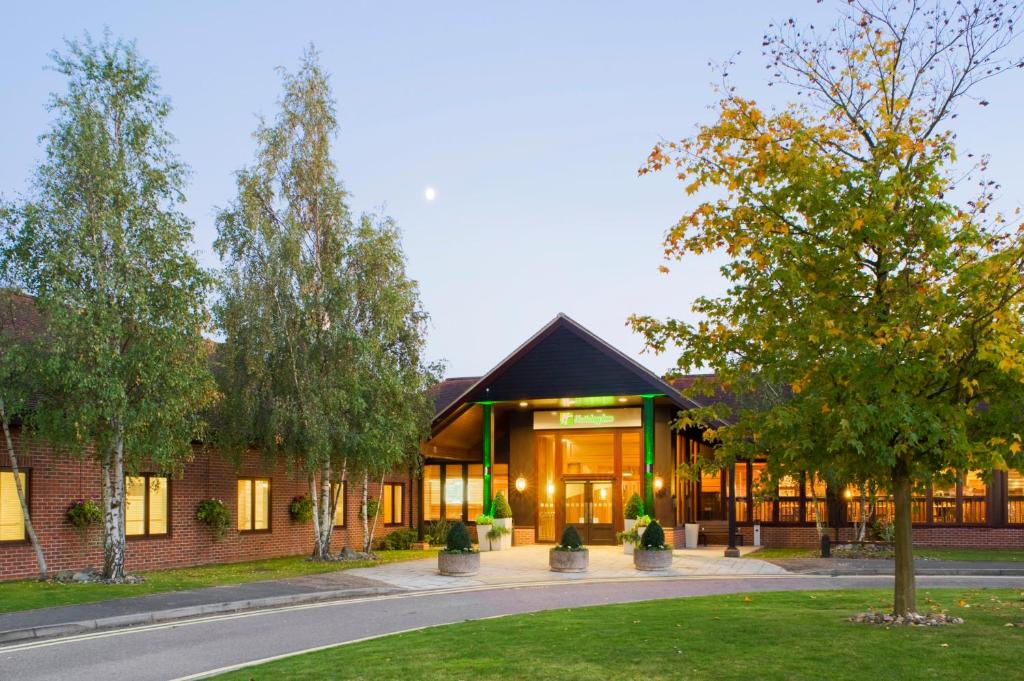 un gran edificio con una gran ventana en Holiday Inn Colchester, an IHG Hotel, en Colchester