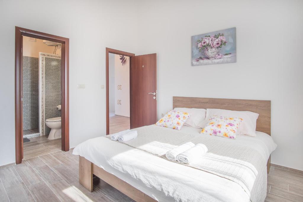 Łóżko lub łóżka w pokoju w obiekcie Villa Dijana East