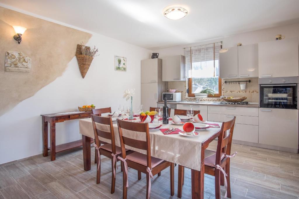 Kuchnia lub aneks kuchenny w obiekcie Villa Dijana East