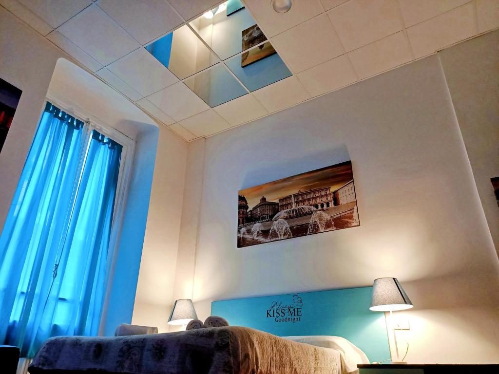 een woonkamer met een schuin plafond en een bank bij Hotel Youri Il Magnifico in Genua