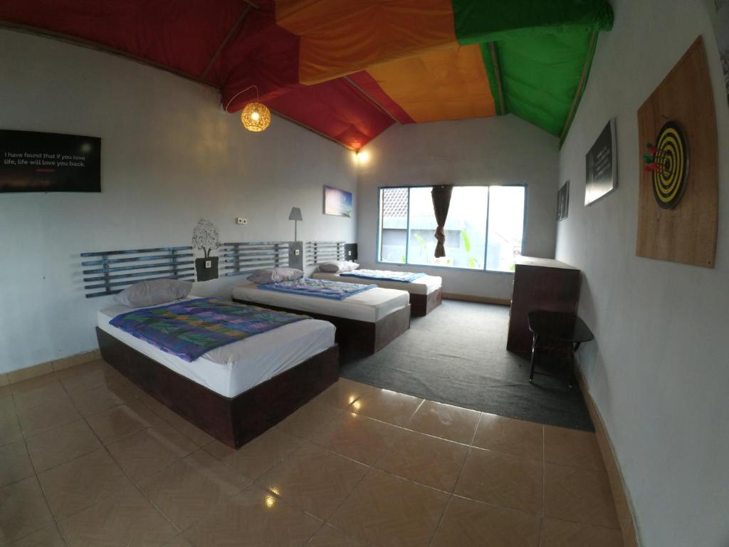 sypialnia z 2 łóżkami i kolorowym sufitem w obiekcie Local Hostel Amed w mieście Amed
