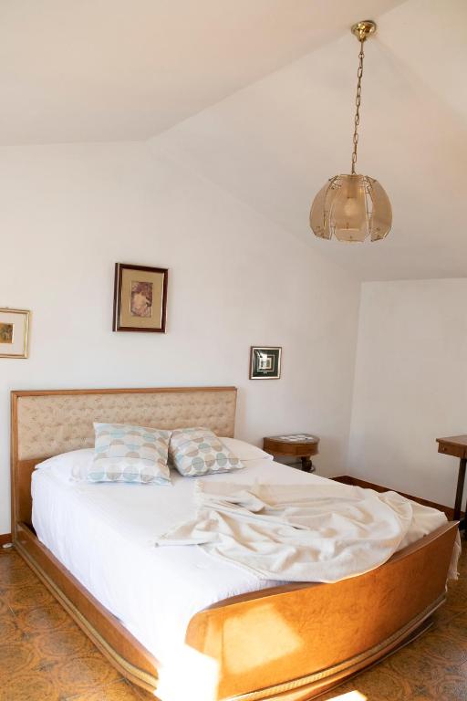 Łóżko lub łóżka w pokoju w obiekcie IseoLakeRental - Casa La Rondine