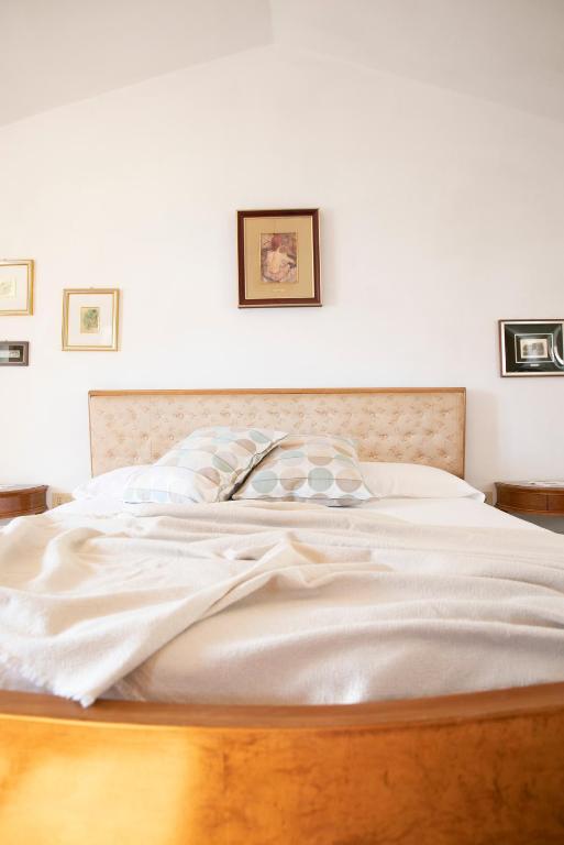Łóżko lub łóżka w pokoju w obiekcie IseoLakeRental - Casa La Rondine