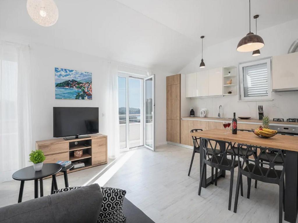 eine Küche und ein Wohnzimmer mit Tisch und Stühlen in der Unterkunft Apartment Dolce in Cavtat