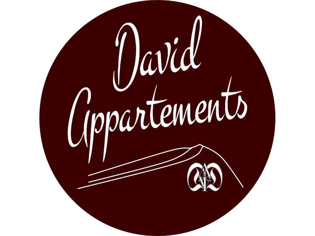 etykieta na kartę z kapeluszem i pająkiem w obiekcie David Appartments w mieście Mauterndorf