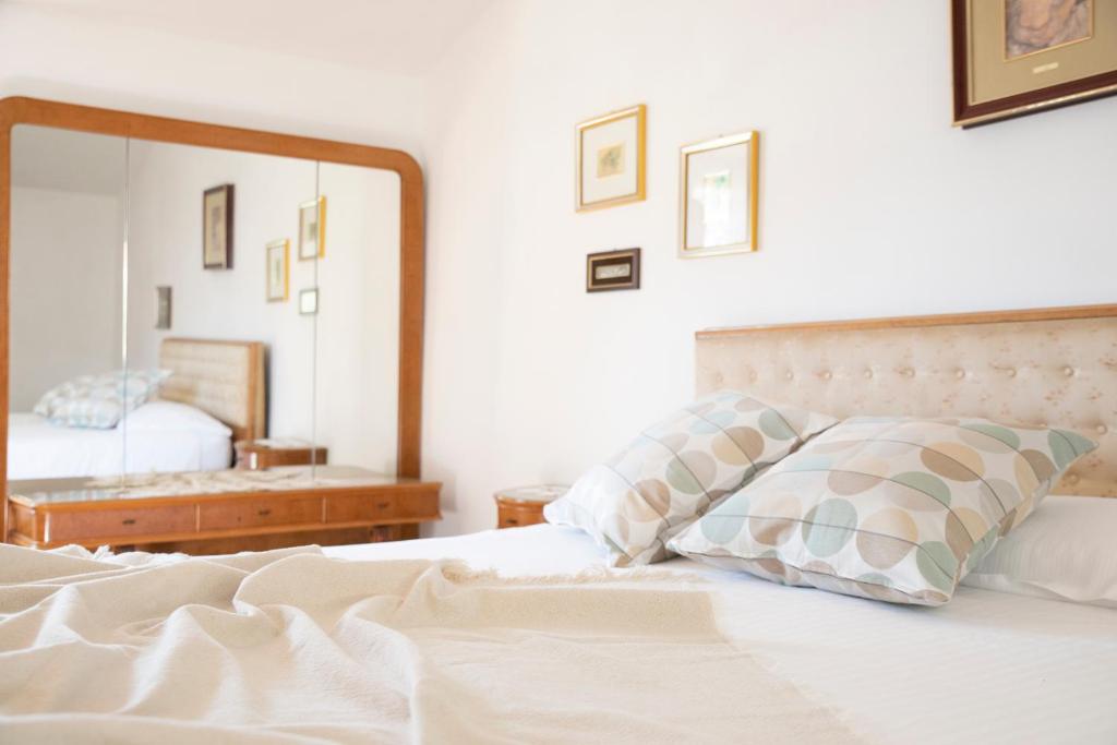 Łóżko lub łóżka w pokoju w obiekcie IseoLakeRental - Casa La Rondine