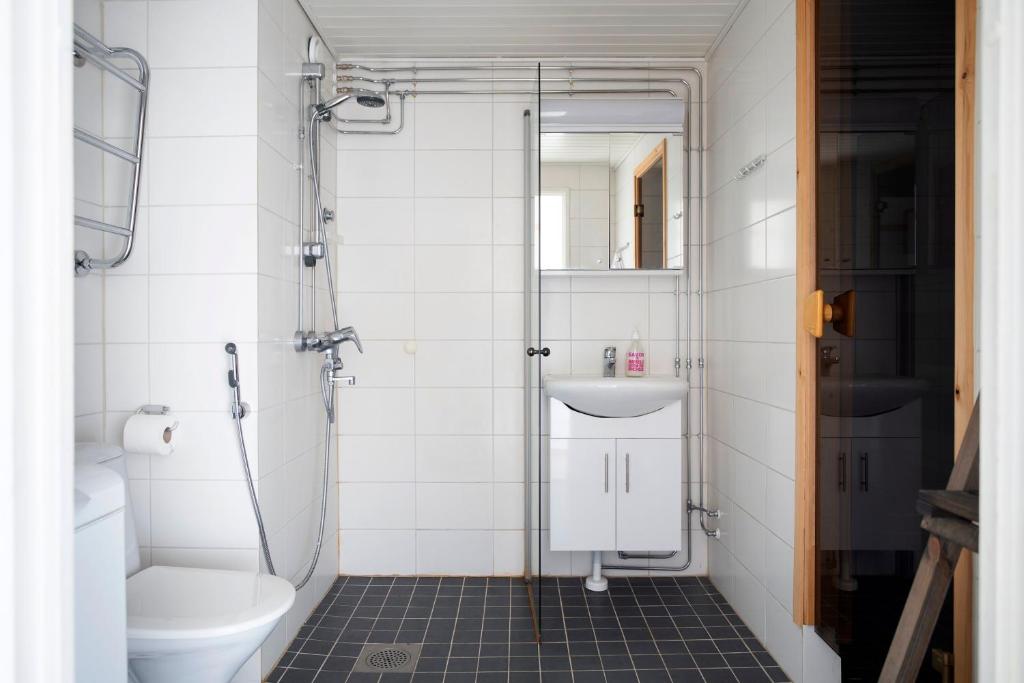 a bathroom with a shower and a sink and a toilet at 2ndhomes Katajanokka Apartment with Seaview and Sauna in Helsinki