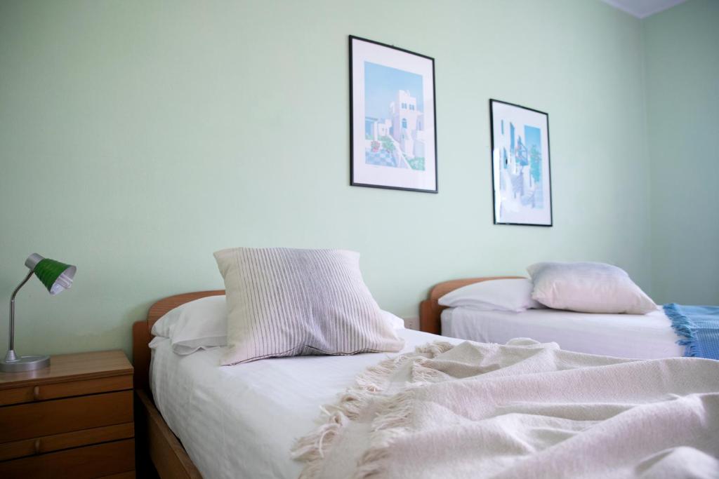 Łóżko lub łóżka w pokoju w obiekcie IseoLakeRental - Casa La Rondine