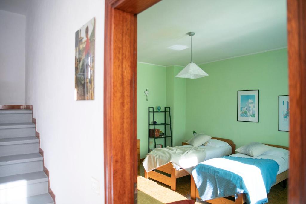 Łóżko lub łóżka w pokoju w obiekcie IseoLakeRental - Casa La Rondine