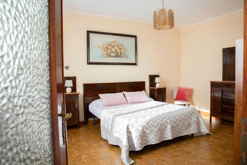 Łóżko lub łóżka w pokoju w obiekcie IseoLakeRental - Casa La Rondine