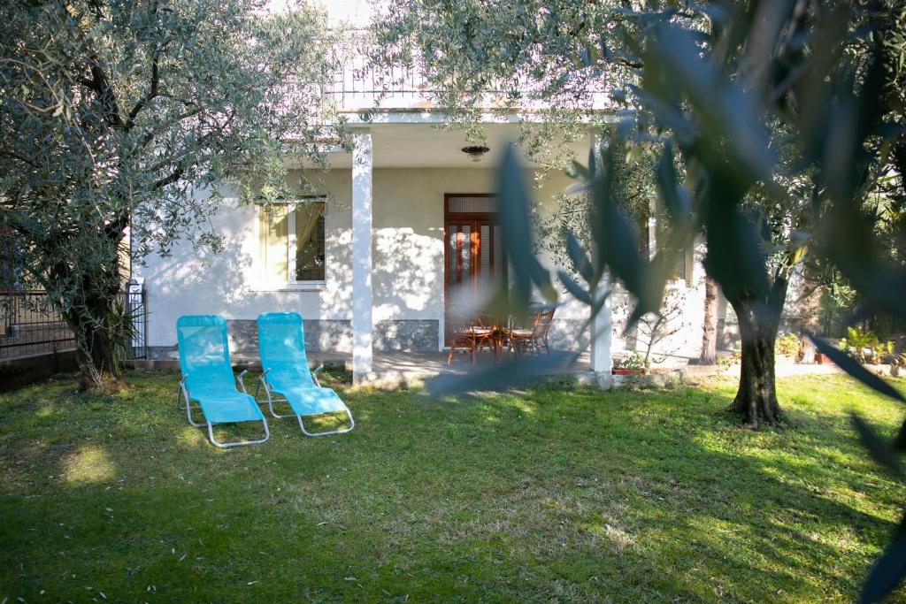 - deux chaises bleues dans la cour d'une maison dans l'établissement IseoLakeRental - Casa La Rondine, à Predore