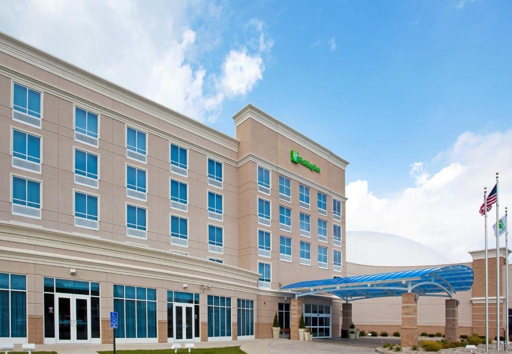 an exterior view of a hotel at Holiday Inn Toledo - Maumee I-80/90, an IHG Hotel in Maumee
