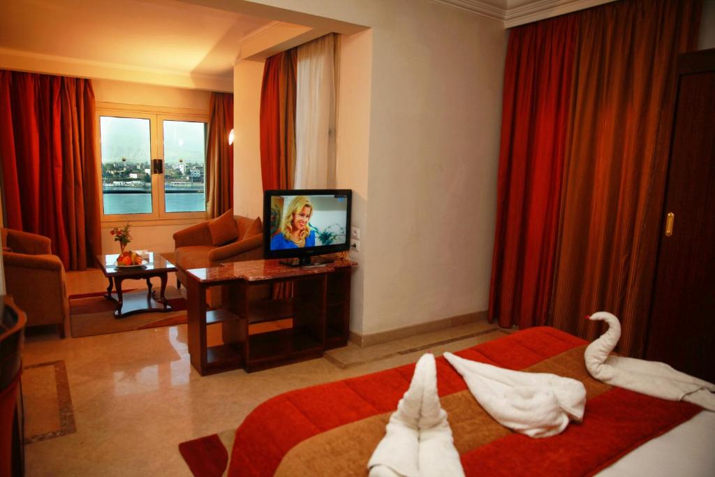 TV a/nebo společenská místnost v ubytování Aracan Eatabe Luxor Hotel