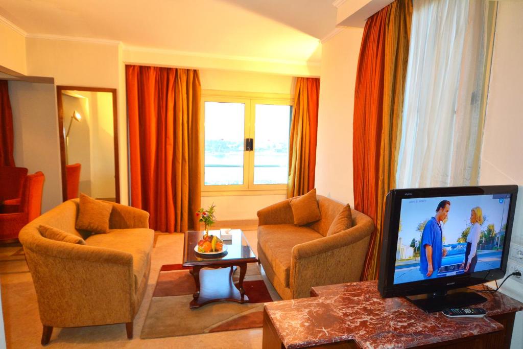 TV a/nebo společenská místnost v ubytování Aracan Eatabe Luxor Hotel