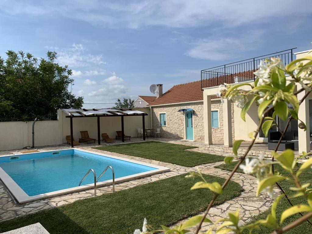 Bazén v ubytovaní Peaceful Poolside Escape alebo v jeho blízkosti